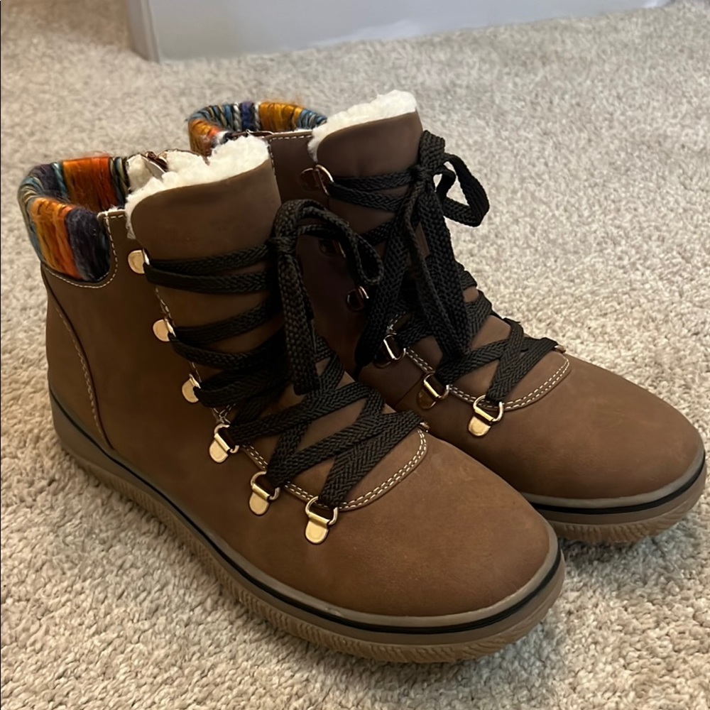 Bjorndal Women's Everly Lace Up Ankle Boot. Size 9. NWOT